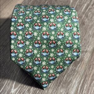 Vineyard Vines Green and Red Silk Tie with Sophisticated Pattern